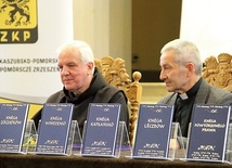 Ojciec Sikora (z lewej), autor przekładu, i ks. prof. Perszon, który podjął się recenzji teologicznej.