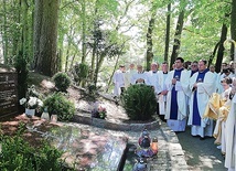 W lipcu br. uczczono 100. rocznicę urodzin ks. Kazimierza z udziałem bp. Zbigniewa Zielińskiego, parafianina kanonika.