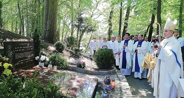 W lipcu br. uczczono 100. rocznicę urodzin ks. Kazimierza z udziałem bp. Zbigniewa Zielińskiego, parafianina kanonika.