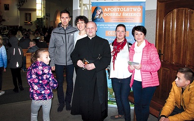 Ojciec Grzegorz Górnik jest dyrektorem Apostolstwa Dobrej Śmierci i należy do Zgromadzenia Misjonarzy Świętej Rodziny w Górce Klasztornej. Na zdjęciu z zelatorami kwidzyńskiej części grupy. 