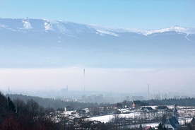 Wiele osób nie kojarzy Karkonoszy z Jelenią Górą (na zdjęciu).