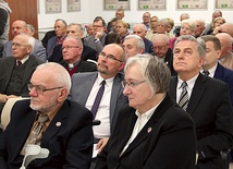 O represjonowanych działaczach Solidarności z tego regionu mówił działacz opozycyjny w PRL Andrzej Perlak (na pierwszym planie z żoną Marią).