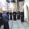 Wspólnota seminaryjna z bp. Piotrem Turzyńskim przy kaplicy, gdzie zostali pochowani biskupi Edward Materski i Stefan Siczek. Z prawej ks. Jarosław Wojtkun.