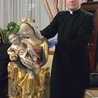 Zabytkowy posąg  z Bramy Krakowskiej prezentuje ks. Michał Krawczyk.