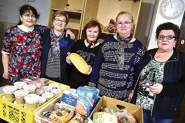 Od lat w ramach Parafialnego Zespołu Caritas w parafii św. Józefa w Olsztynie zaangażowane osoby pomagają ubogim. –  Obecnie na liście potrzebujących korzystających u nas z pomocy, a sporządzonej po weryfikacji przez Caritas Archidiecezji Warmińskiej, zapisanych jest ponad 140 osób – mówi pani Stanisława (czwarta od lewej). 