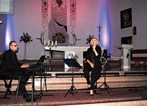 Olga Szomańska zaśpiewała znane pieśni patriotyczne.