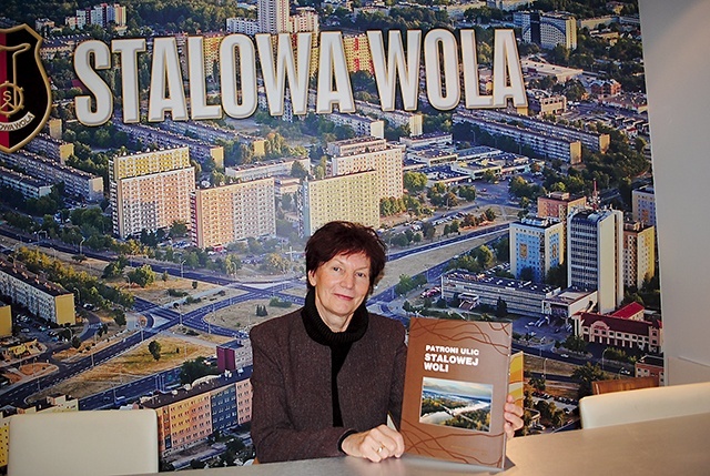 	Krystyna Wojniak, inspektor ds. kultury w Wydziale Promocji, Kultury i Sportu Urzędu Miasta, prezentuje książkę. 