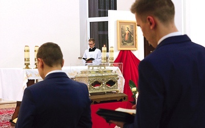 Relikwie nawiedziły także wspólnotę Wyższego Seminarium Duchownego w Łowiczu.