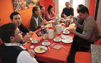 Międzynarodowe spotkanie przy stole podczas ubiegłorocznego ESM w Madrycie. U jednej z rodzin (6-osobowej) w kamienicy mieszkało: trzech kleryków z Rumunii, cztery Chorwatki i jeden Polak. Miejsca nie było wiele, ale atmosfera – niezwykła.