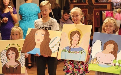 Młodzi artyści pokazują swoje prace.