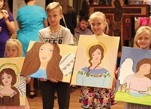 Młodzi artyści pokazują swoje prace.