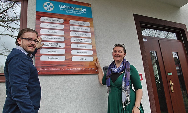 Lekarze Piotr Dyrda i Marta Swalarz przed poradnią „Gabinetymed.pl” przy ul. Kościuszki.