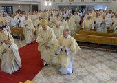 Za swego ordynariusza (bp Henryk Tomasik z lewej) sufragani i księża modlili się w kaplicy radomskiego seminarium.