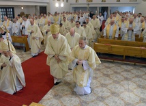 Za swego ordynariusza (bp Henryk Tomasik z lewej) sufragani i księża modlili się w kaplicy radomskiego seminarium.