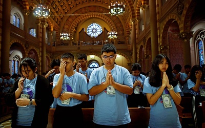 Katolicy modlący się  w katedrze Wniebowzięcia NMP w Bangkoku.