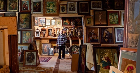Domowa galeria ks. Władysława to ogromne przestrzenie pełne obrazów.