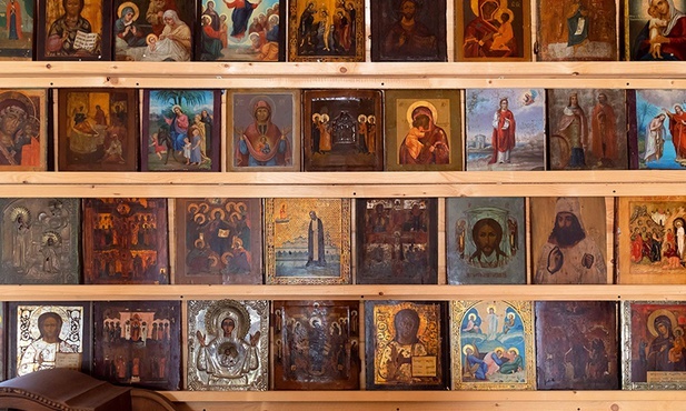 Kolekcja ikon zajmuje jedną ze ścian.