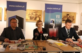 O nagrodzie i targach mówili (od lewej): Sebastian Równy, Anna Skubisz-Szymanowska, dyrektor MBP w Radomiu, i Adam Duszyk.