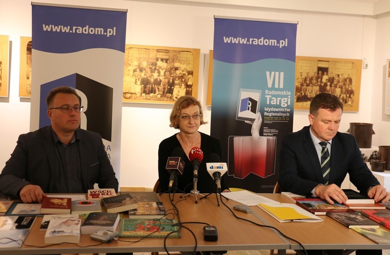 O nagrodzie i targach mówili (od lewej): Sebastian Równy, Anna Skubisz-Szymanowska, dyrektor MBP w Radomiu, i Adam Duszyk.