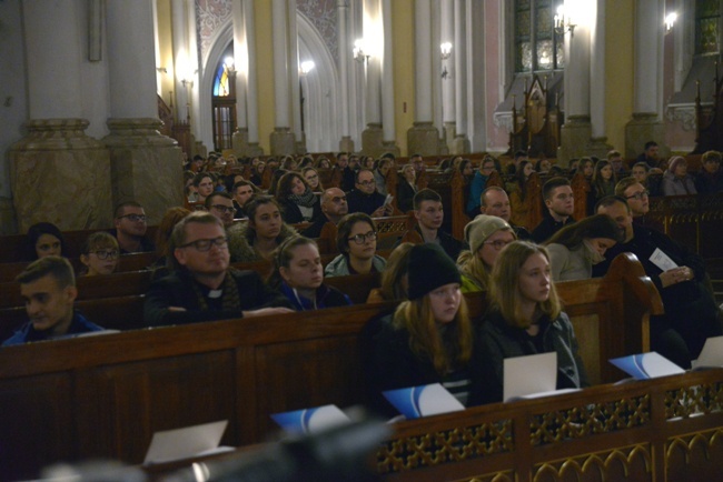 Forum Młodych w Turnie i wieczorna modlitwa kanonami Taizé