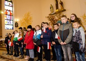 Uczniowie Szkoły Podstawowej w Rusinowie wystąpili podczas okolicznościowej akademii.
