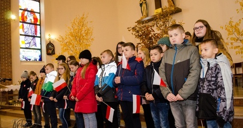 Uczniowie Szkoły Podstawowej w Rusinowie wystąpili podczas okolicznościowej akademii.