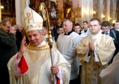 Bp Henryk Tomasik błogosławi po ingresie do radomskiej katedry.