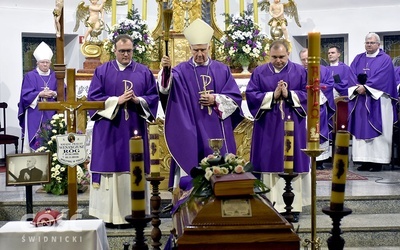 Biskup przewodniczył liturgii pogrzebowej.