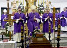 Biskup przewodniczył liturgii pogrzebowej.