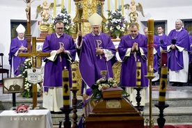 Biskup przewodniczył liturgii pogrzebowej.