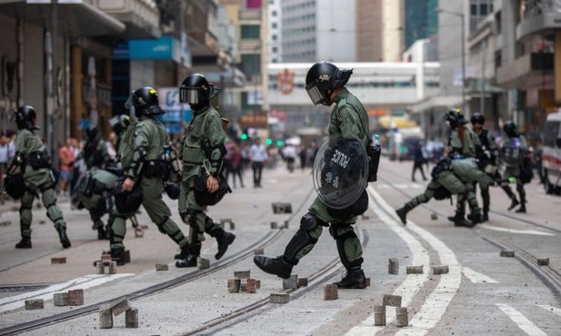 Policja w Hong Kongu podczas protestów