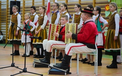 Klon. Wspólnie śpiewamy i tańczymy