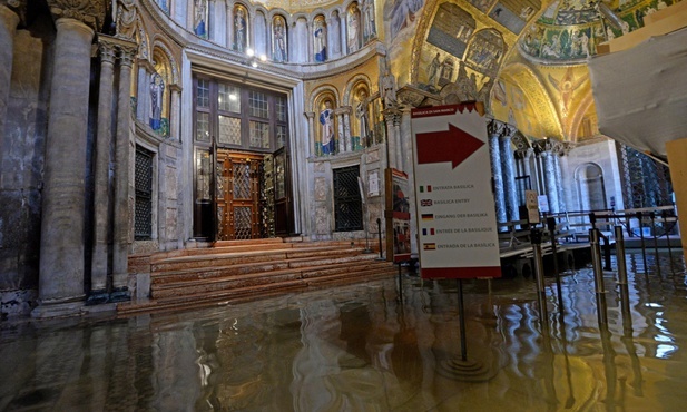 Ponownie zalany plac świętego Marka w Wenecji został zamknięty