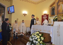 Mszy św. przewodniczył bp Henryk Tomasik. Z prawej ks. Mieczysław Deka.