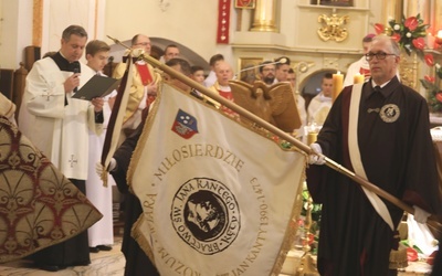 Nowy sztandar, poświęcony w dniu inauguracji działalności Bractwa św. Jana Kantego.