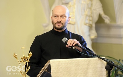 O. Paweł Sawiak SJ w czasie głoszenia konferencji do księży.