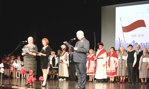 Patriotyczna wędrówkę szlakiem polskiej historii i polskich pieśni porpowadzili: ks. prał. Józef Oleszko, Ewa Biłek-Regnowska, Iwona Słobosz i Aleksandra Jaślanek.