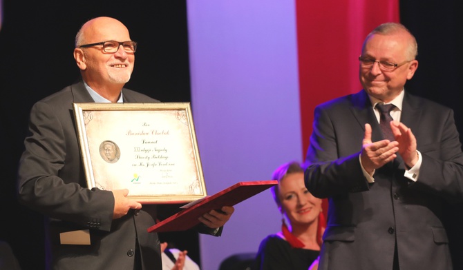 Laureat 21. edycji nagrody Bronisław Chrobak ze starostą Andrzejem Płonką.