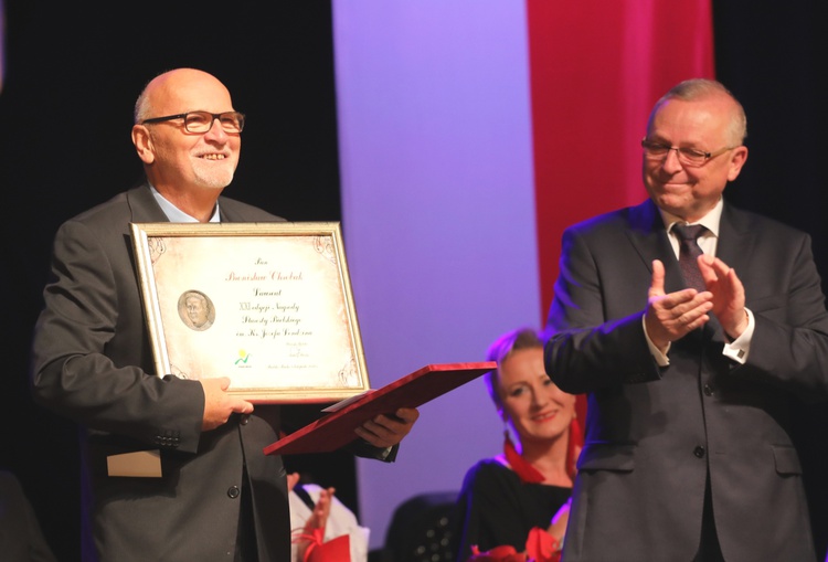 Laureat 21. edycji nagrody Bronisław Chrobak ze starostą Andrzejem Płonką.