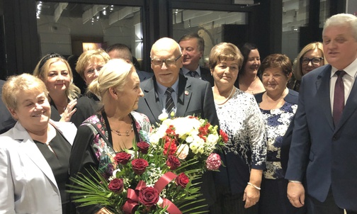 Laureat odbierał liczne gratulacje.