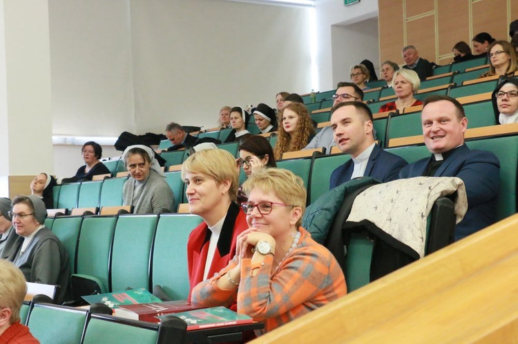 Katecheci poszerzają swoją wiedzę m.in. przez udział w takich konferencjach.