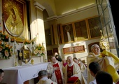 W ostrobramskiej kaplicy MB Miłosierdzia błogosławieństwa Najświętszym Sakramentem uczestnikom uroczystości udzielił nuncjusz apostolski w Polsce.