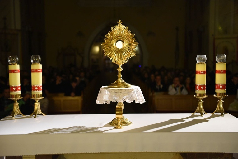 Adoracja Najświętszego Sakramentu rozpoczęła spotkanie młodych.