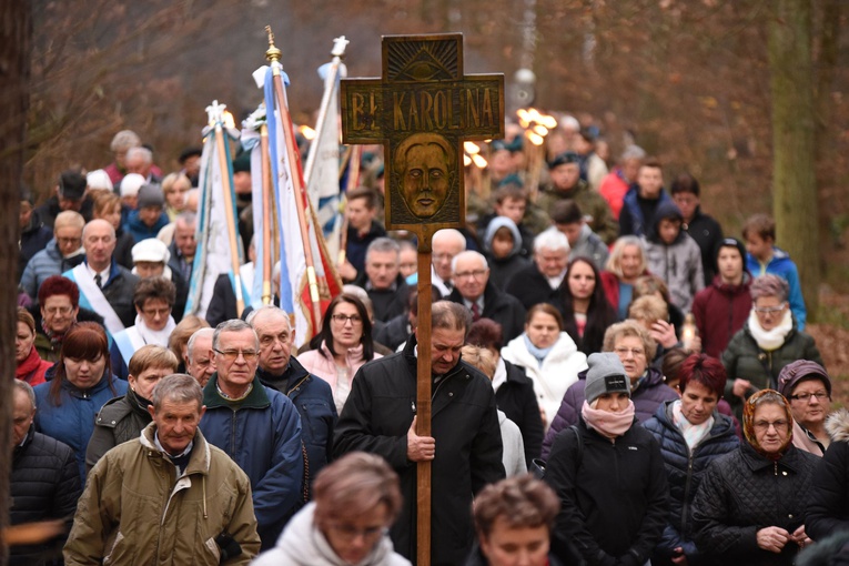 Droga Krzyżowa śladami męczeństwa bł. Karoliny gromadzi tysiące osób.