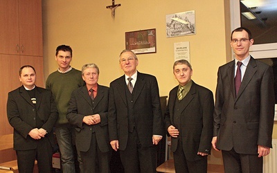 Wspólne zdjęcie zrobione w 2009 roku, w dniu inauguracji instrumentu w katedrze gliwickiej po generalnym remoncie. Od lewej organmistrzowie: Dominik Kabot, Damian Wyleżoł, Mieczysław Klonowski, Jan Wyleżoł, Marek Moćko oraz organista katedry gliwickiej Bogdan Stępień.