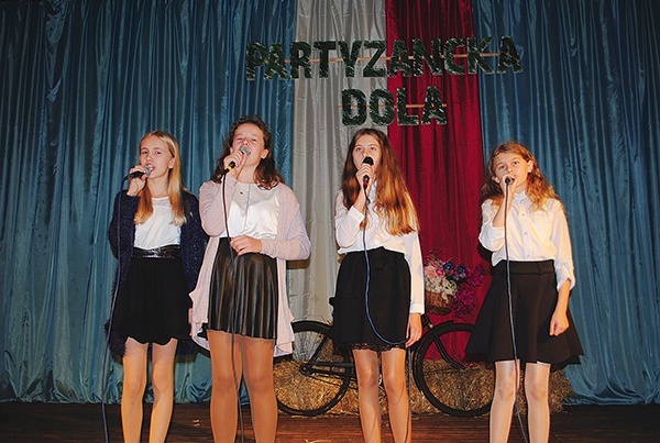 Każdy uczestnik zaśpiewał tylko jedną piosenkę.