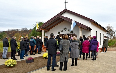 W dniu poświęcenia  nie wszyscy zdołali  wejść do środka.