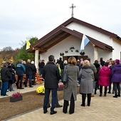 W dniu poświęcenia  nie wszyscy zdołali  wejść do środka.