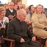 Prelegentami na spotkaniu byli m.in. ks. Marian Ofiara i Teresa Krowicka (na zdjęciu z lewej).