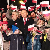 Podczas śpiewania pieśni głowie państwa towarzyszyli minister Krzysztof Ardanowski i harcerze.